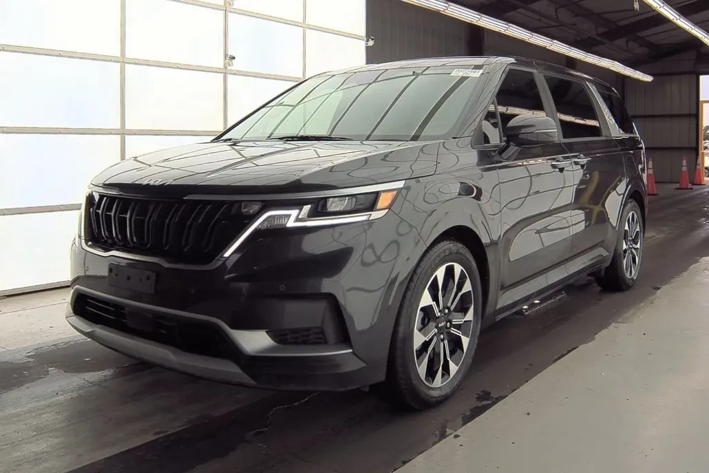 2024 Kia Carnival EX photo 1