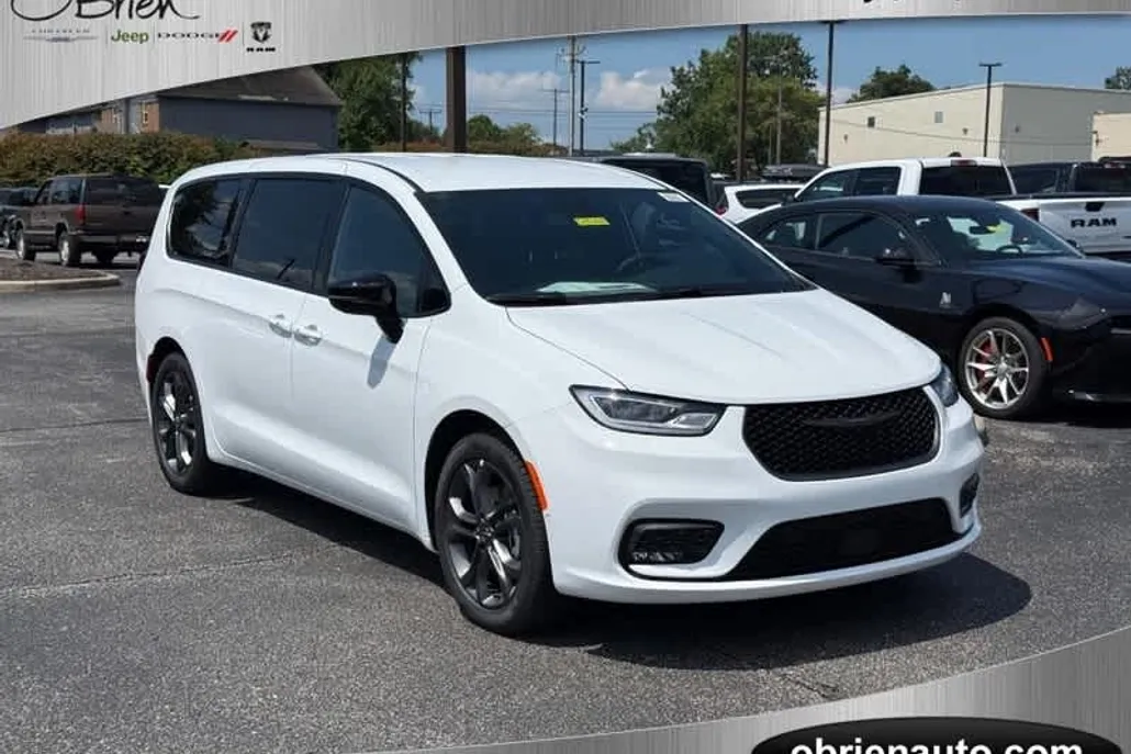 2026 Chrysler Pacifica Base photo 1