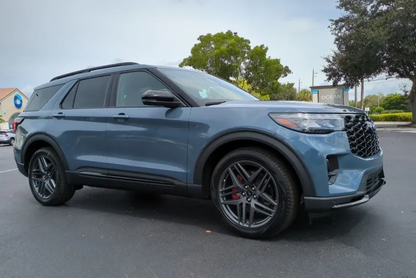 2025 Ford Explorer ST photo 1
