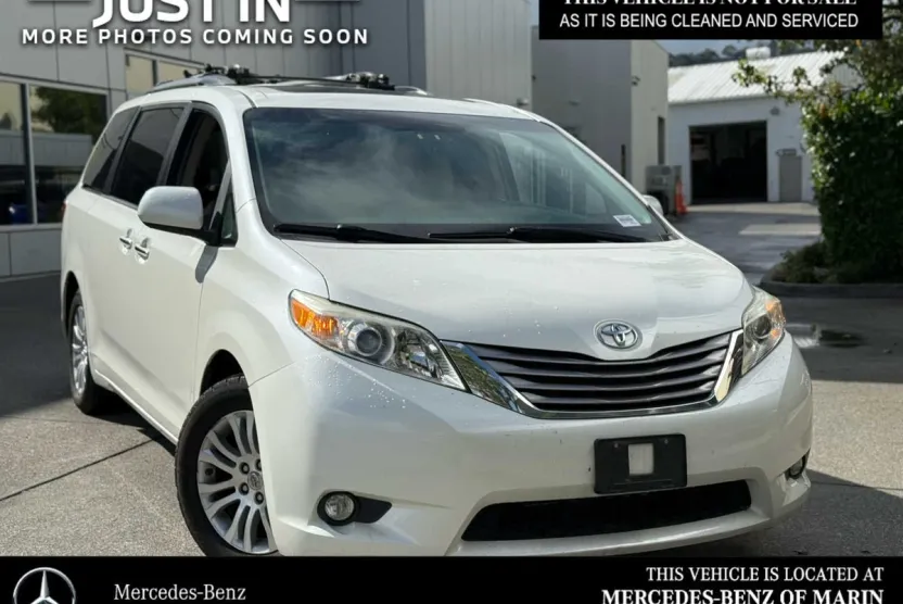 2016 Toyota Sienna XLE photo 1