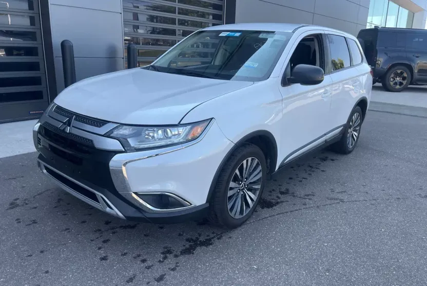 2020 Mitsubishi Outlander ES photo 1