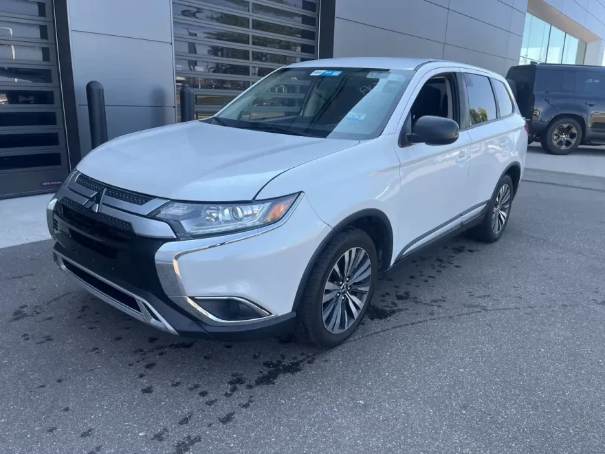 2020 Mitsubishi Outlander ES photo 1