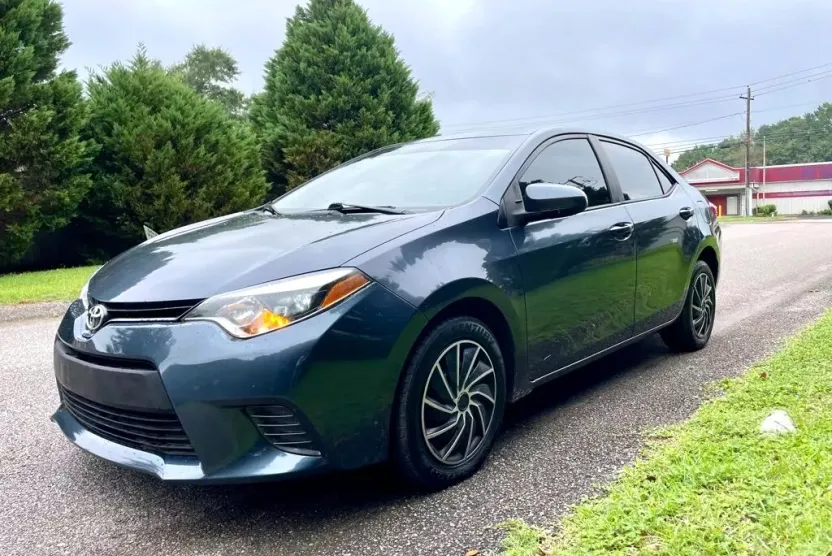 2016 Toyota Corolla LE photo 1