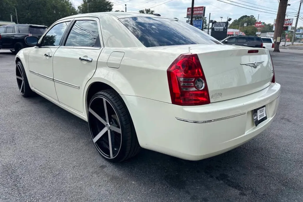 2010 Chrysler 300 Touring photo 1