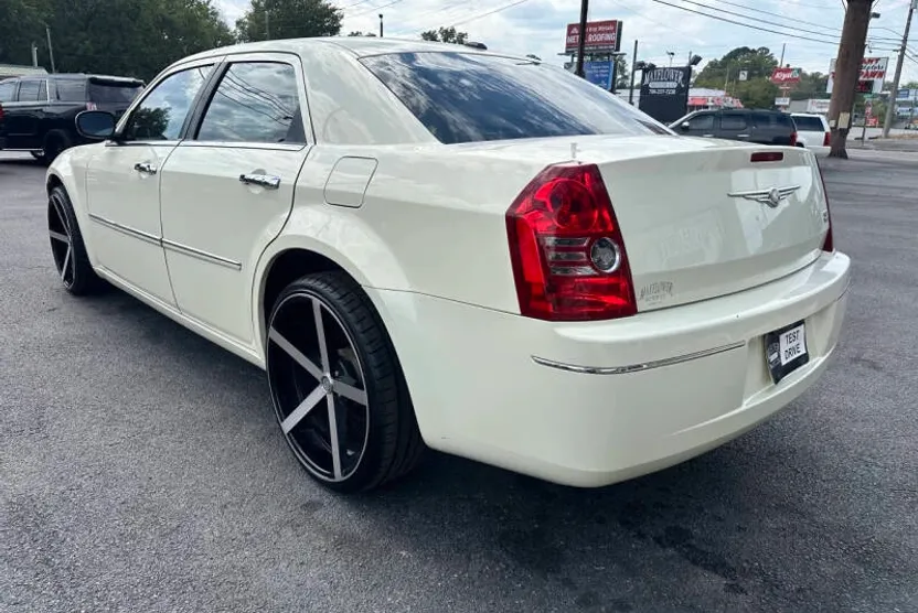 2010 Chrysler 300 Touring photo 1