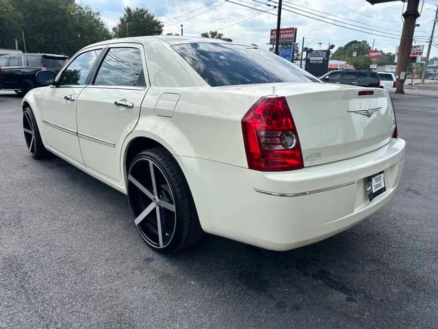 2010 Chrysler 300 Touring photo 1