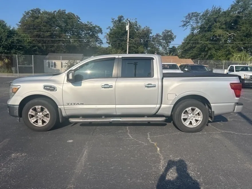 2017 Nissan Titan SV Crew Cab photo 1