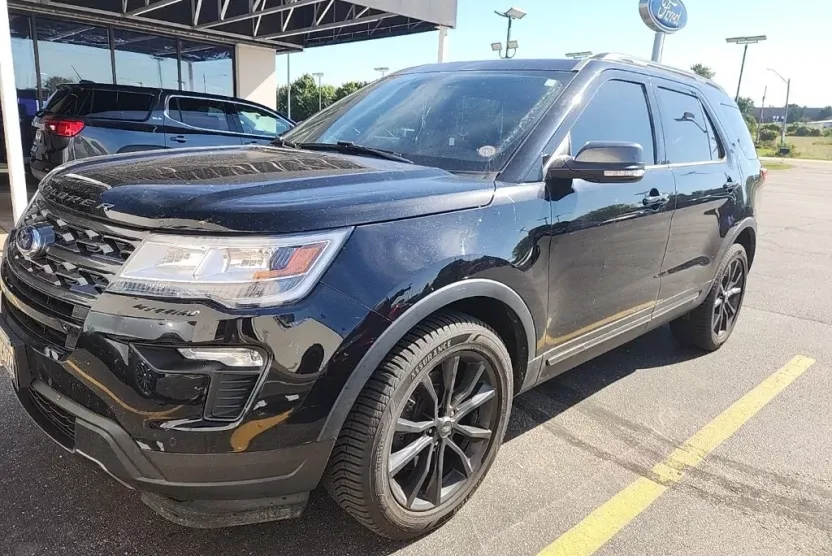 2019 Ford Explorer XLT photo 1