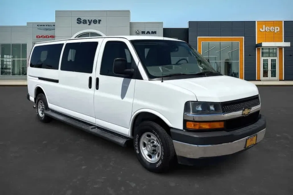 2021 Chevrolet Express Passenger LT photo 1