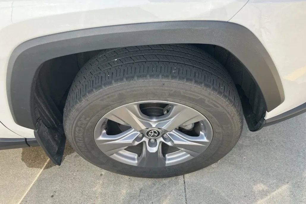2022 Toyota RAV4 XLE photo 1