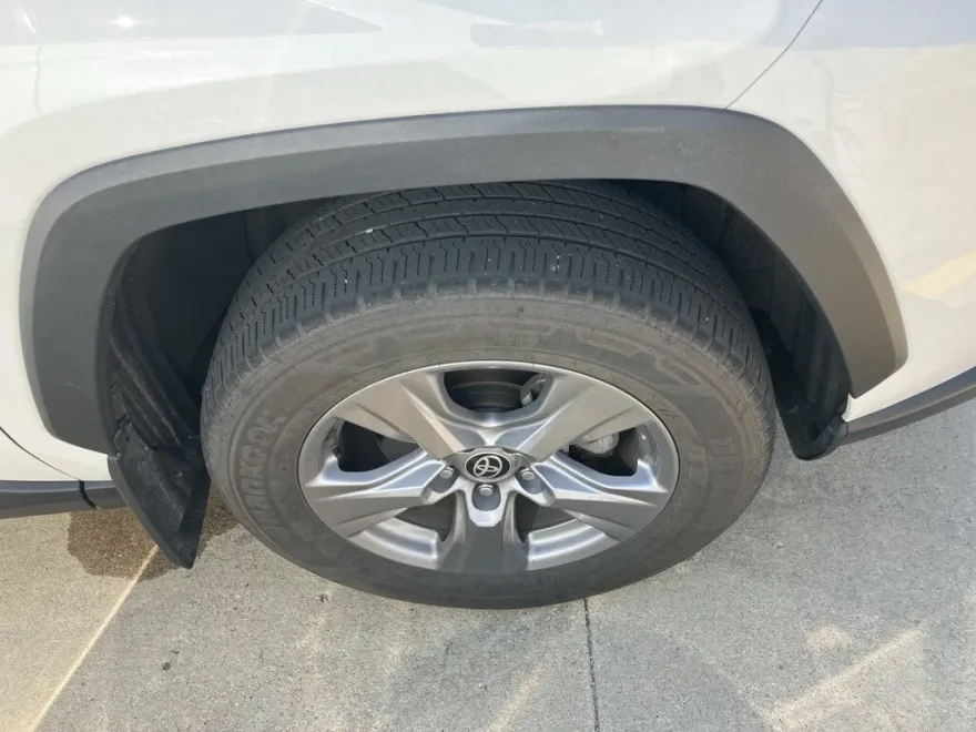 2022 Toyota RAV4 XLE photo 1