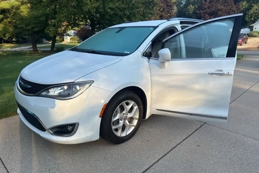 2017 Chrysler Pacifica Touring Plus photo 1