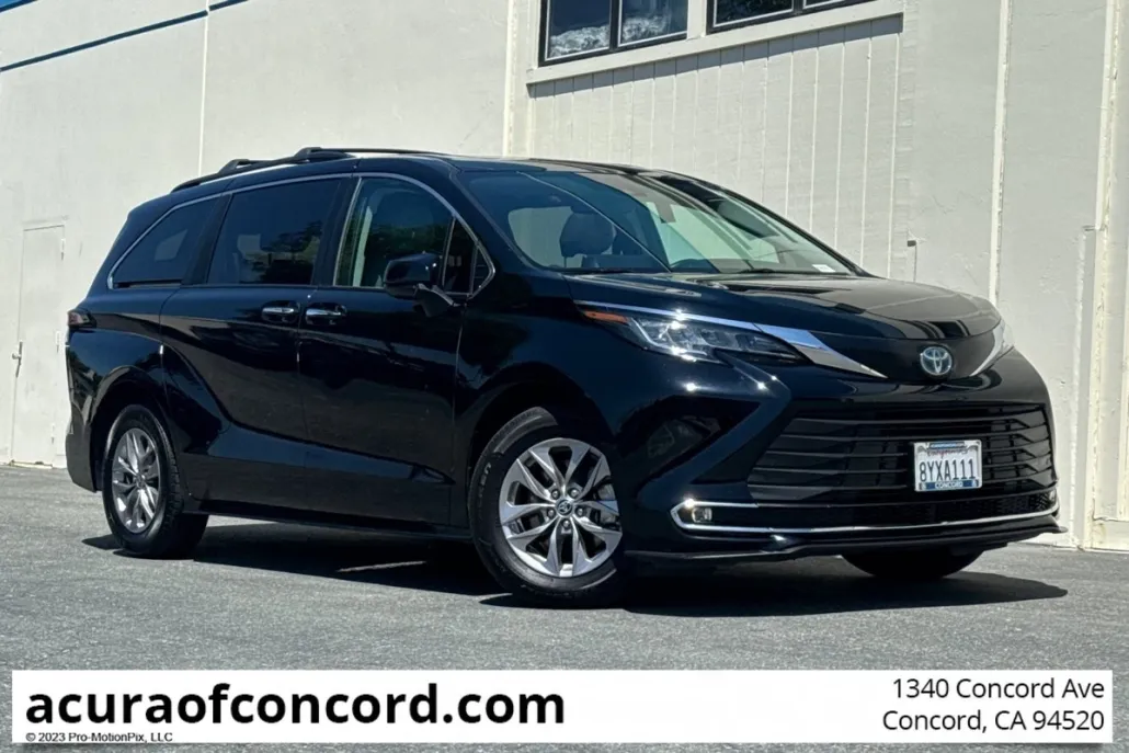 2022 Toyota Sienna XLE photo 1