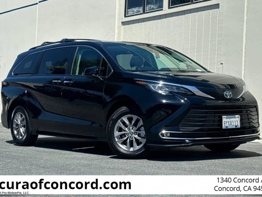 2022 Toyota Sienna XLE photo 1