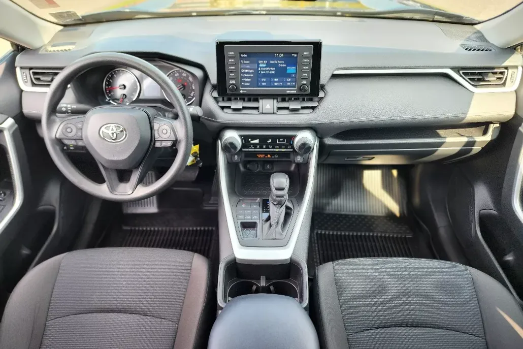 2022 Toyota RAV4 LE photo 1