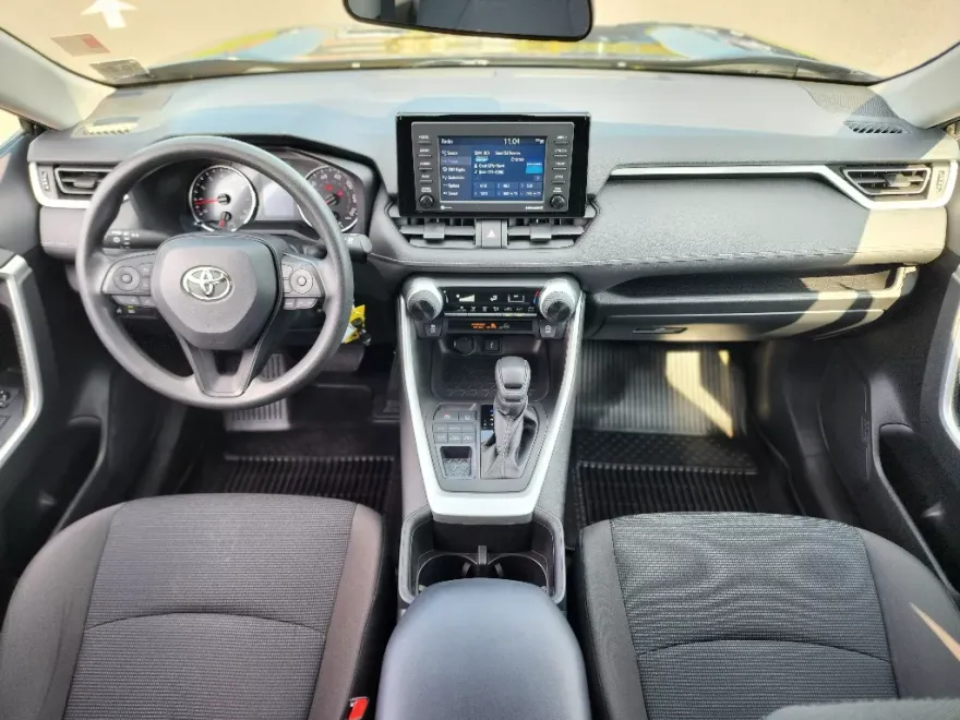 2022 Toyota RAV4 LE photo 1