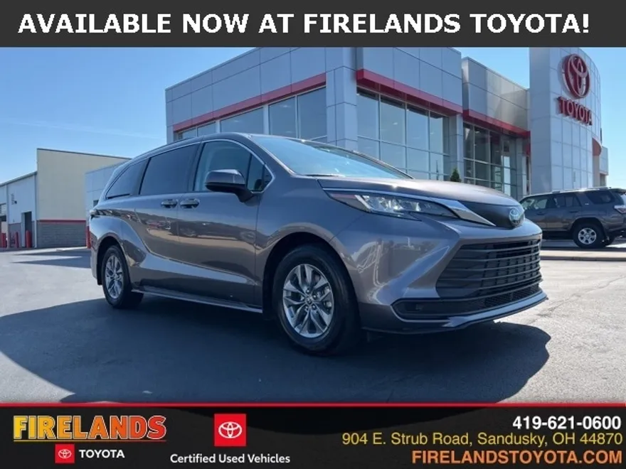 2022 Toyota Sienna LE photo 1