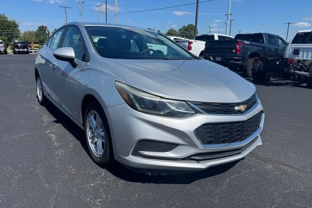 2017 Chevrolet Cruze LT photo 1