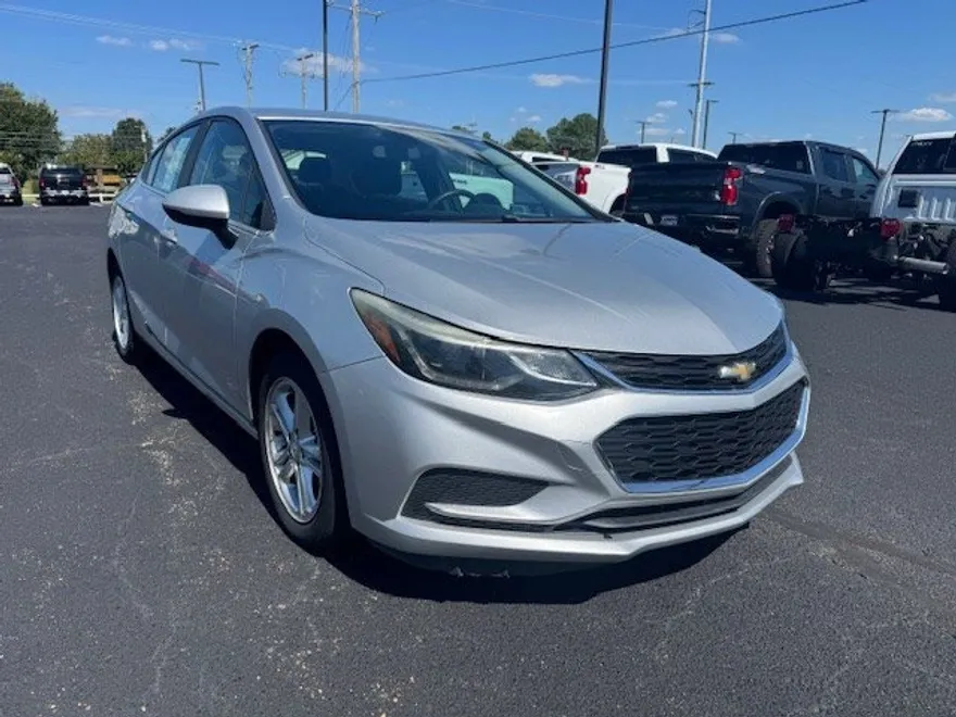 2017 Chevrolet Cruze LT photo 1