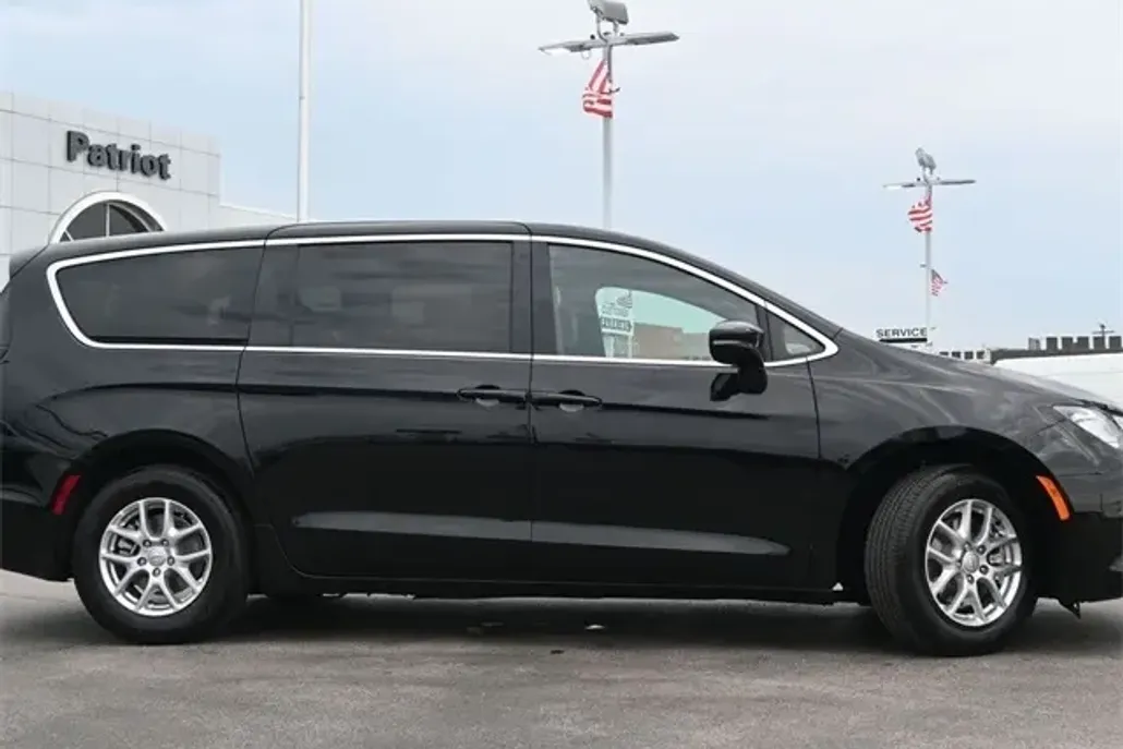 2026 Chrysler Voyager LX photo 1