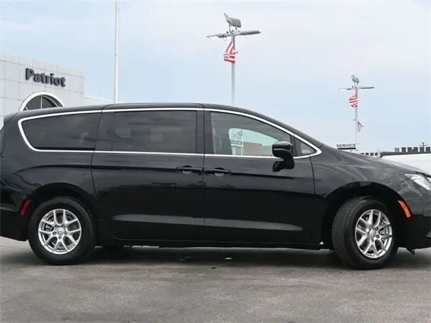2026 Chrysler Voyager LX photo 1