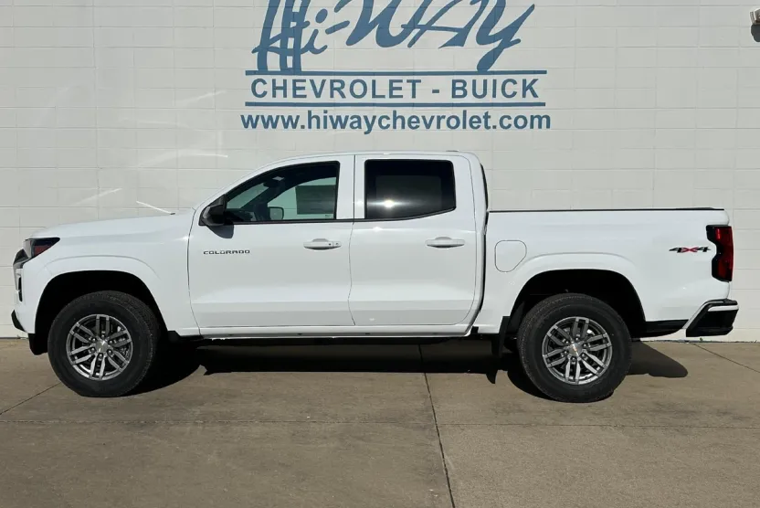 2025 Chevrolet Colorado Work Truck LT photo 1