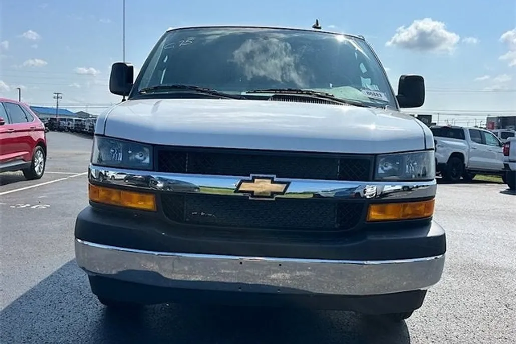 2025 Chevrolet Express Cargo 3500 photo 1