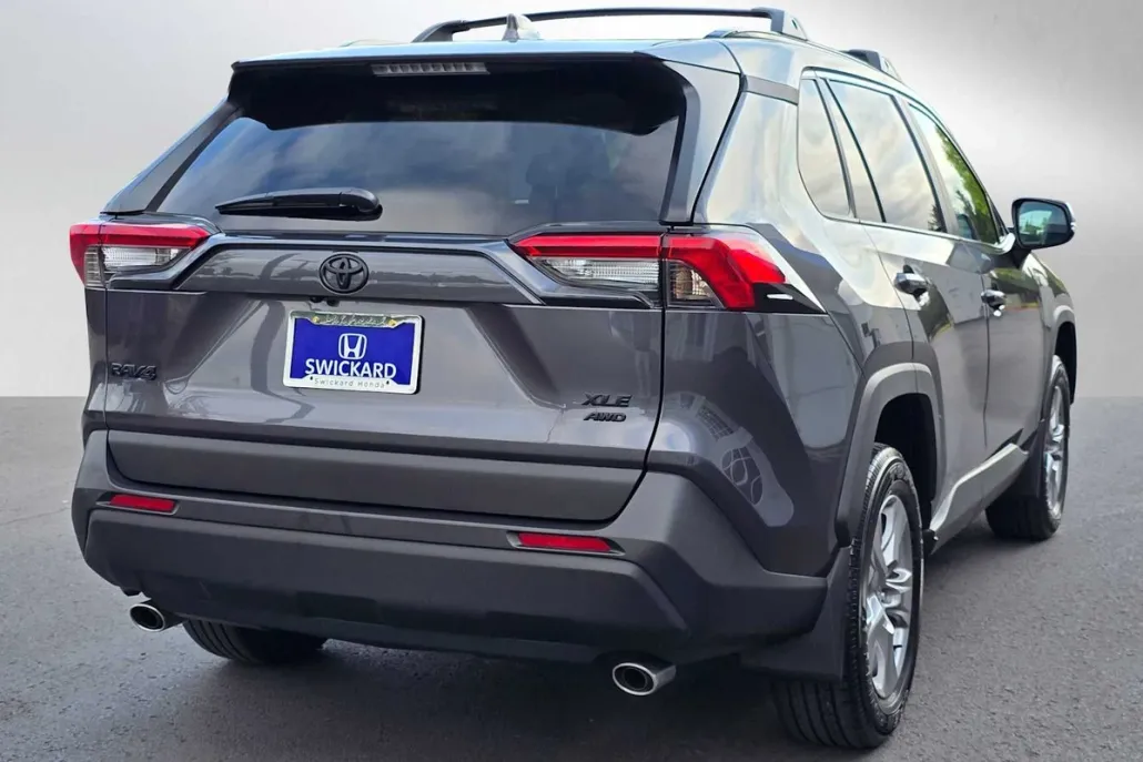 2023 Toyota RAV4 XLE photo 1