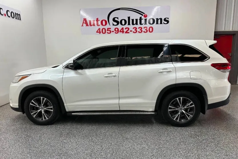 2018 Toyota Highlander LE photo 1