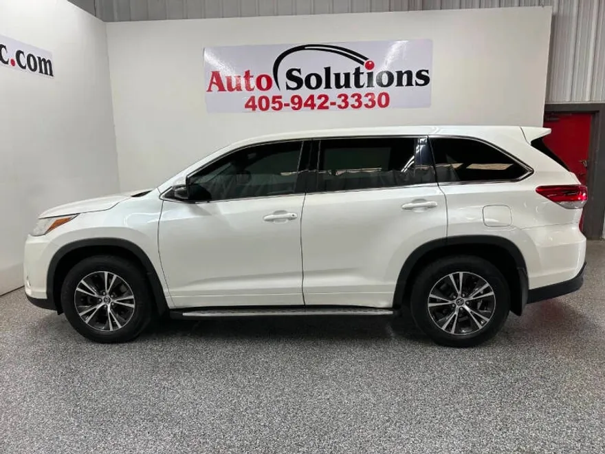 2018 Toyota Highlander LE photo 1
