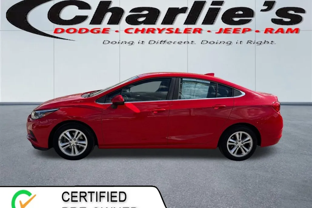 2017 Chevrolet Cruze LT photo 1