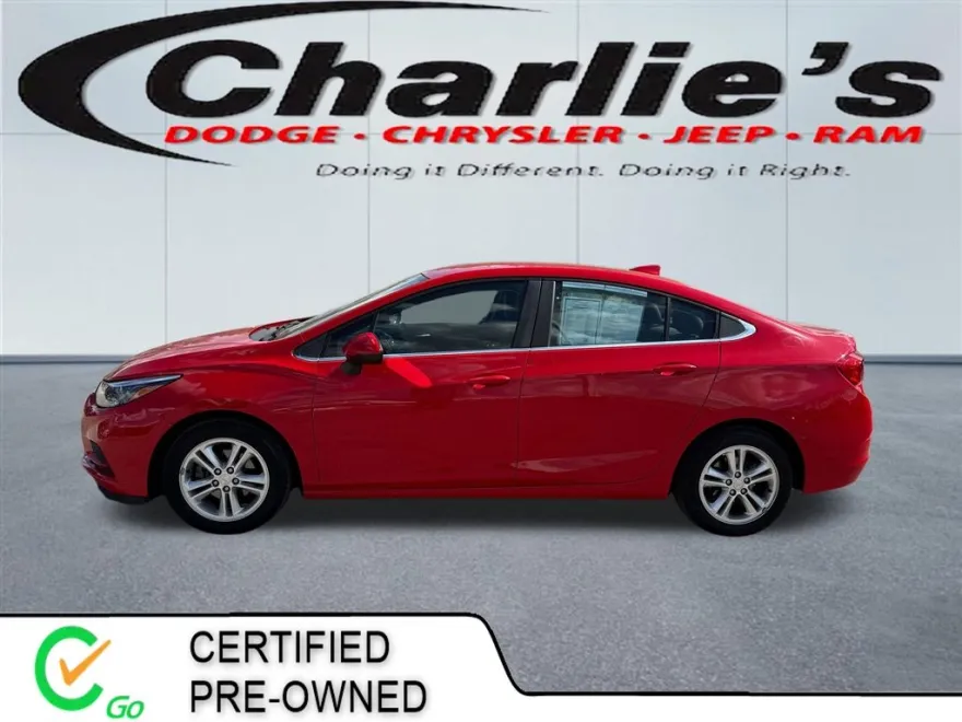 2017 Chevrolet Cruze LT photo 1