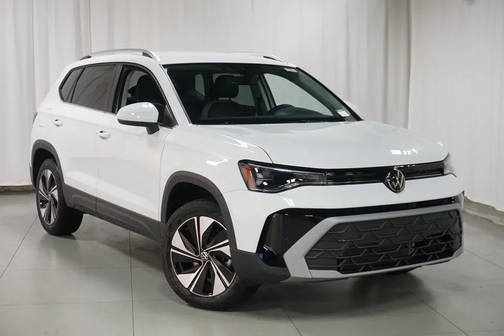 2025 Volkswagen Taos SE photo 1