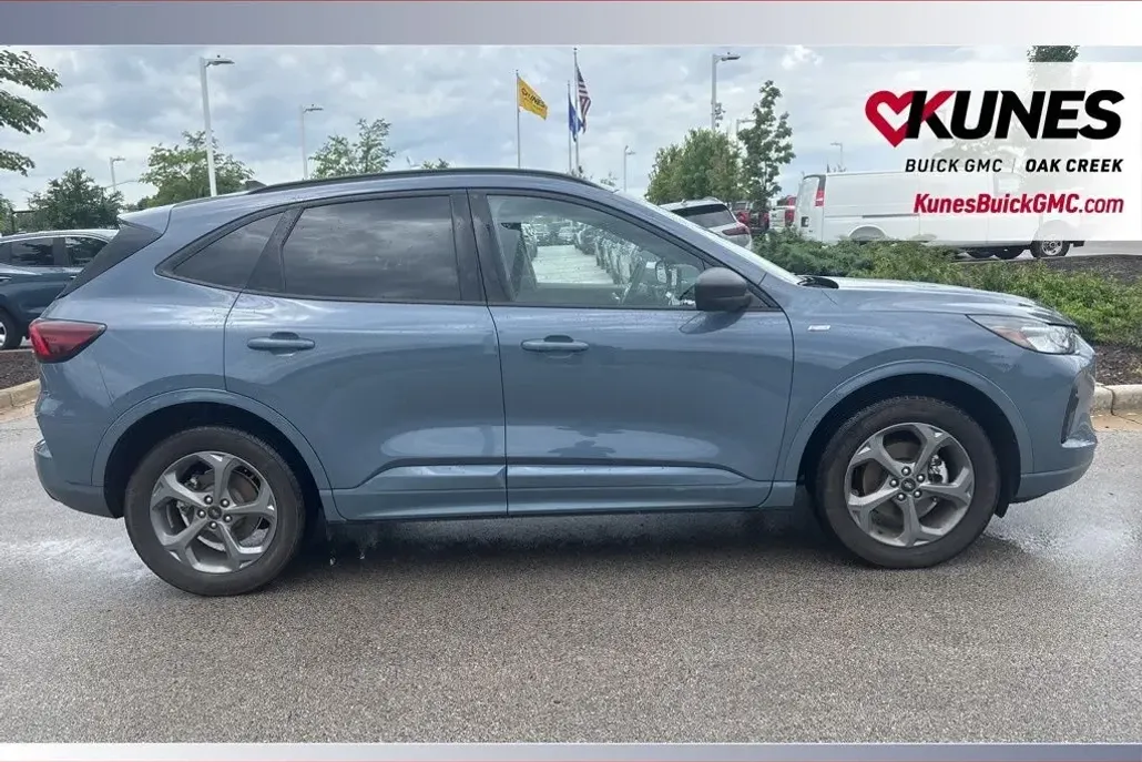 2023 Ford Escape ST-Line photo 1