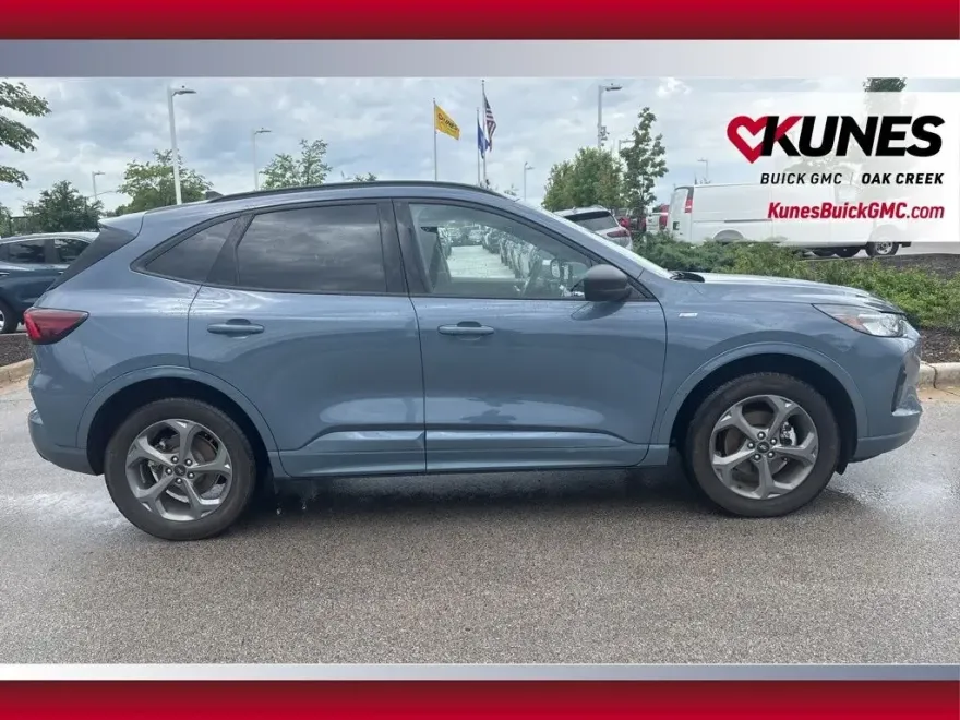 2023 Ford Escape ST-Line photo 1