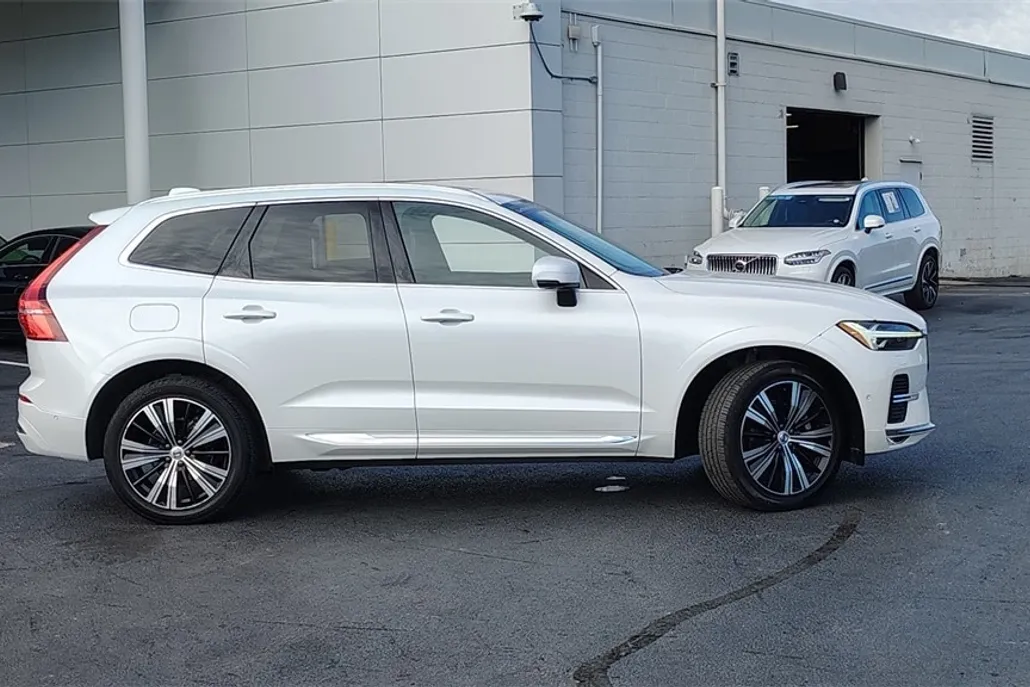 2023 Volvo XC60 B5 Plus photo 1