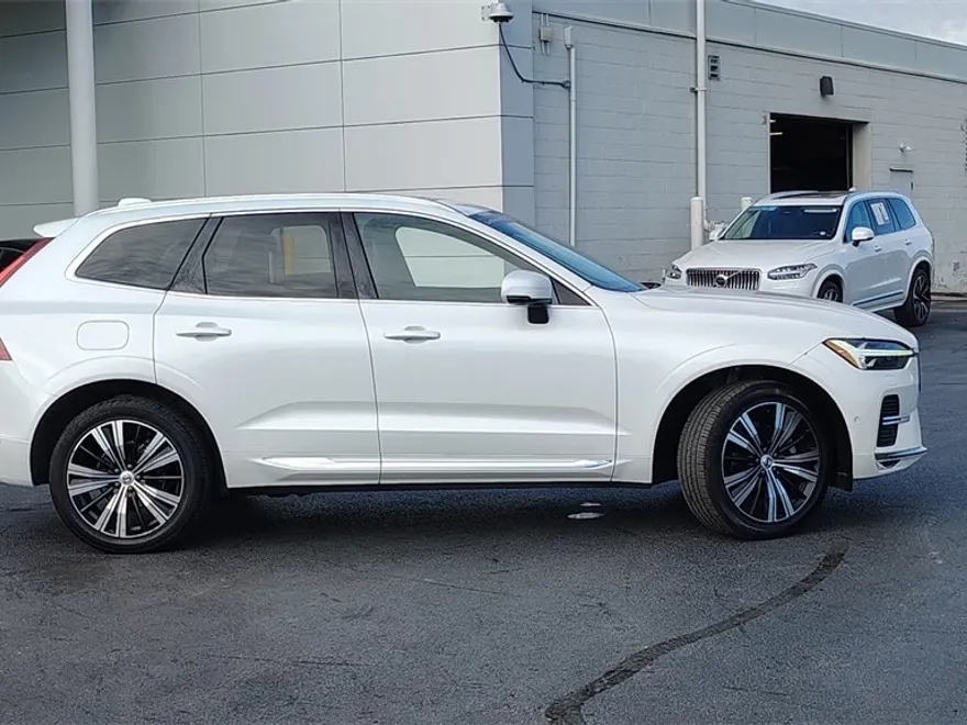 2023 Volvo XC60 B5 Plus photo 1