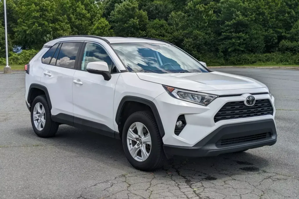 2021 Toyota RAV4 XLE photo 1