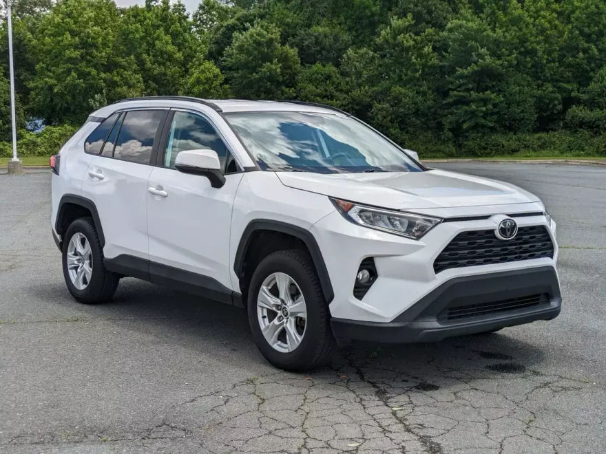 2021 Toyota RAV4 XLE photo 1