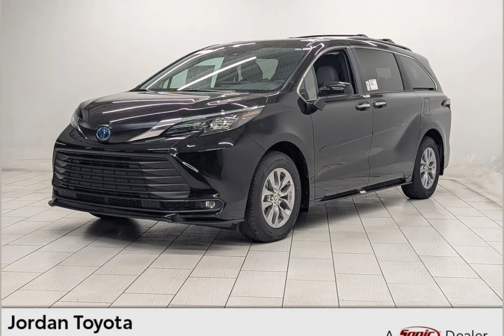 2025 Toyota Sienna XLE photo 1