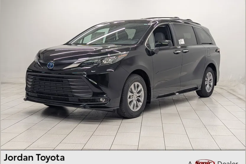 2025 Toyota Sienna XLE photo 1