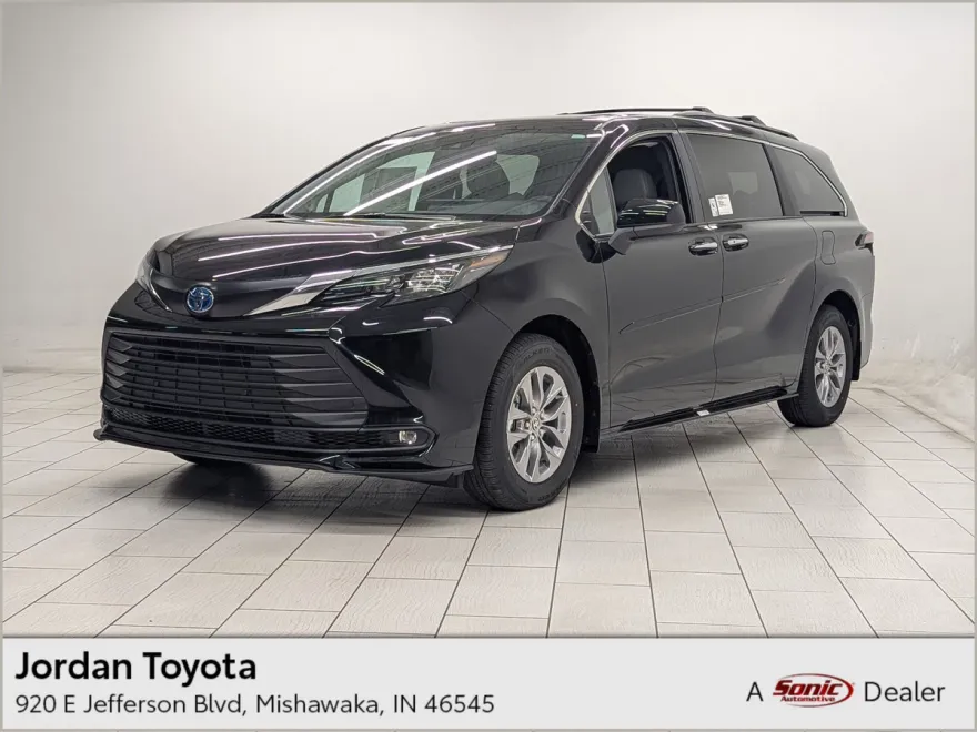 2025 Toyota Sienna XLE photo 1