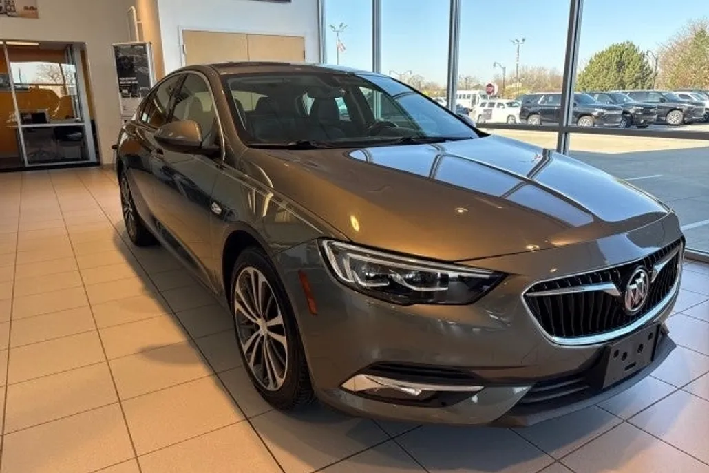 2018 Buick Regal Sportback Essence photo 1