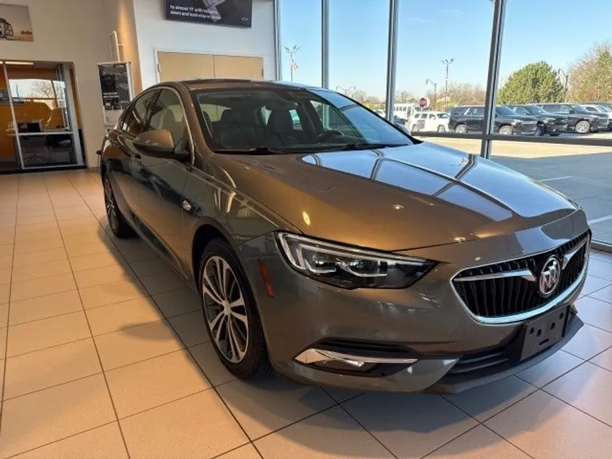 2018 Buick Regal Sportback Essence photo 1