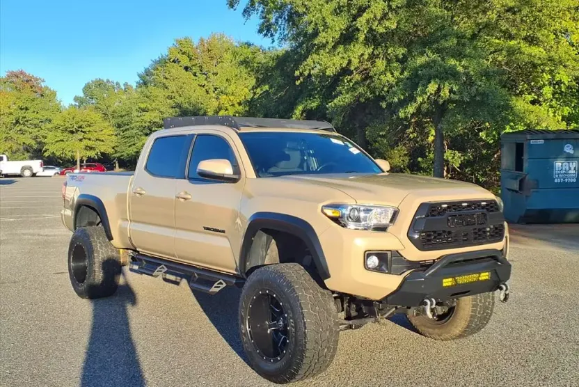 2017 Toyota Tacoma SR5 photo 1