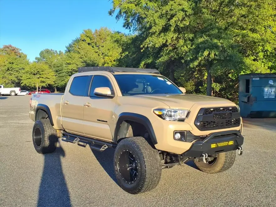 2017 Toyota Tacoma SR5 photo 1