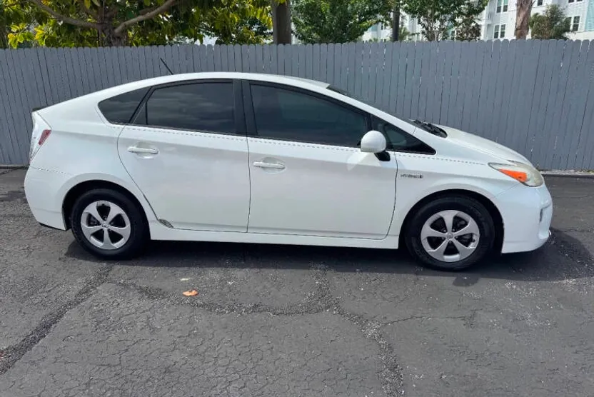 2015 Toyota Prius Four photo 1