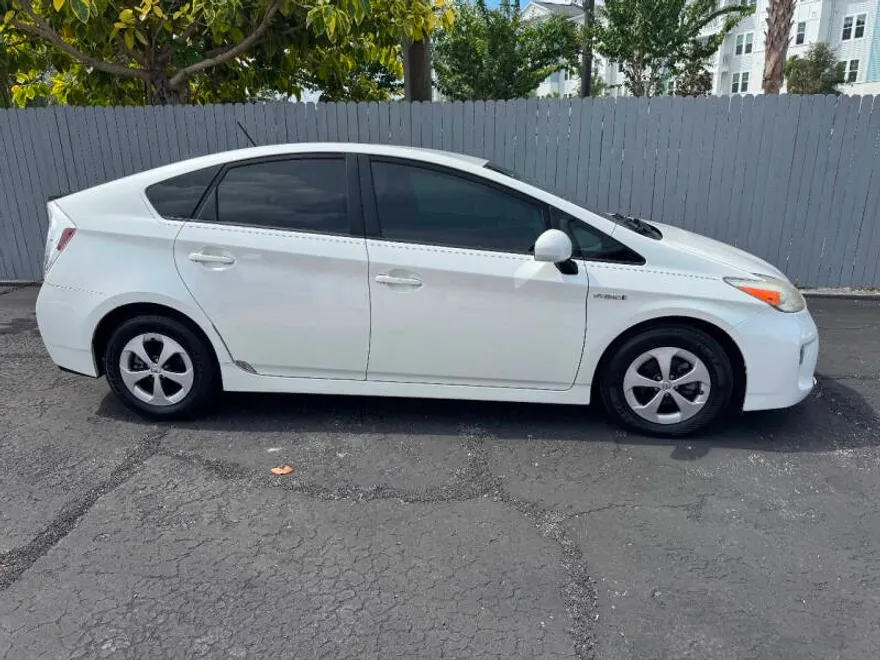 2015 Toyota Prius Four photo 1