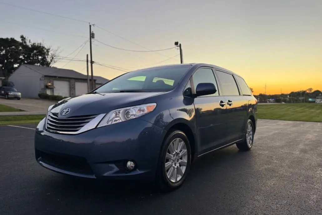 2015 Toyota Sienna Limited Premium photo 1