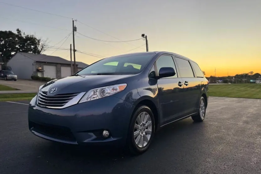 2015 Toyota Sienna Limited Premium photo 1